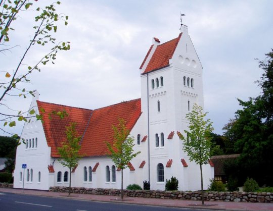 Nazarethkirken, den frste valgmenighedskirke i landet, er opfrt i 1866, efter at Vilhelm Birkedal, der var sogneprst i Ryslinge, havde fet sin afsked i 1865 og menigheden ikke ville skilles fra ham. Kirken er udsmykket af Emil Hansen (Fljte-Emil).