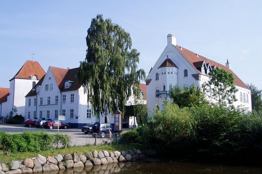 Den nuvrende hjskole er oprettet p foranledning af sogneprst Johannes Clausen og begyndte i prstegrden, men rykkede i 1867 i egne bygninger. Hjskolen var stiftet i tilslutning til Indre Mission og som modtrk mod valgmenigheden, men kom hurtigt i kontakt med den og blev en af landets mest kendte grundtvigske hjskoler.